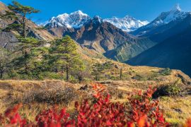 Lais Puzzle - Blick auf das Khumbu-Tal und die Gipfel des Everest und der Ama Dablam durch rote Blätter an einem klaren, sonnigen Tag, Nepal - 2.000 Teile