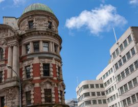 Lais Puzzle - Wellington, Neuseeland. Altes viktorianisches Gebäude im Kontrast mit moderner Architektur Gebäude - 40, 100, 200, 500, 1.000 & 2.000 Teile