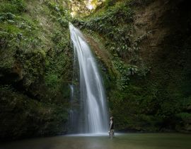 Lais Puzzle - Kaukasischer Mann im Wasser mit Blick auf die Te Ana Wasserfälle in Hawke's Bay, Neuseeland - 40, 100, 200, 500, 1.000 & 2.000 Teile