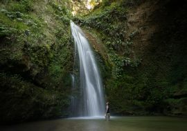 Lais Puzzle - Kaukasischer Mann im Wasser mit Blick auf die Te Ana Wasserfälle in Hawke's Bay, Neuseeland - 1.000 Teile
