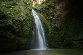 Lais Puzzle - Kaukasischer Mann im Wasser mit Blick auf die Te Ana Wasserfälle in Hawke's Bay, Neuseeland - 2.000 Teile