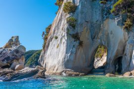 Lais Puzzle - Löcher im Felsen im Abel-Tasman-Nationalpark in Neuseeland - 2.000 Teile