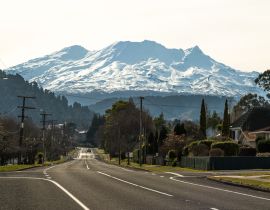 Lais Puzzle - Straße in Ohakune, Neuseeland, mit Mt. Ruapehu und dem Turoa-Skigebiet im Hintergrund - 40, 100, 200, 500, 1.000 & 2.000 Teile