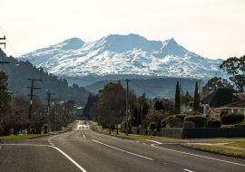 Lais Puzzle - Straße in Ohakune, Neuseeland, mit Mt. Ruapehu und dem Turoa-Skigebiet im Hintergrund - 1.000 Teile