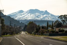 Lais Puzzle - Straße in Ohakune, Neuseeland, mit Mt. Ruapehu und dem Turoa-Skigebiet im Hintergrund - 2.000 Teile