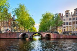 Lais Puzzle - Brücke über die Leidse Gracht an der Patrizier- oder Herrengracht (Herengracht) in Amsterdam im Frühling - 2.000 Teile