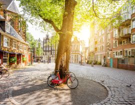 Lais Puzzle - Morgendlicher Blick auf den Platz mit schönen Gebäuden in der Nähe der Alten Kirche in Amsterdam - 40, 100, 200, 500, 1.000 & 2.000 Teile