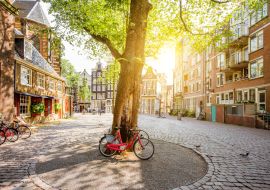 Lais Puzzle - Morgendlicher Blick auf den Platz mit schönen Gebäuden in der Nähe der Alten Kirche in Amsterdam - 1.000 Teile