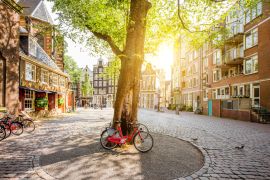 Lais Puzzle - Morgendlicher Blick auf den Platz mit schönen Gebäuden in der Nähe der Alten Kirche in Amsterdam - 2.000 Teile