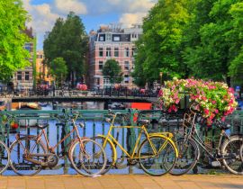 Lais Puzzle - Wunderschöne farbenfrohe Sommerblumen und Fahrräder auf einer Brücke an den berühmten Grachten des Weltkulturerbes in Amsterdam, Niederlande - 40, 100, 200, 500, 1.000 & 2.000 Teile