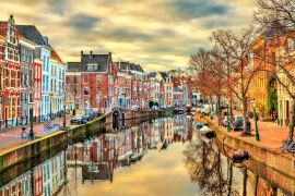 Lais Puzzle - Traditionelle Häuser an einer Gracht in Leiden, Niederlande - 2.000 Teile