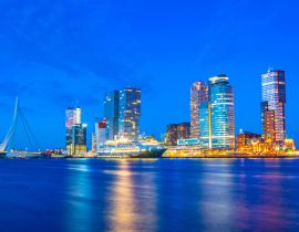 Lais Puzzle - Nachtansicht des Holland america line Gebäudes und anderer Wolkenkratzer in Rotterdam, Niederlande - 40, 100, 200, 500, 1.000 & 2.000 Teile