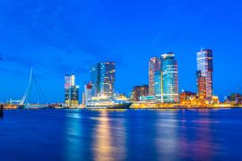 Lais Puzzle - Nachtansicht des Holland america line Gebäudes und anderer Wolkenkratzer in Rotterdam, Niederlande - 2.000 Teile