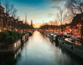 Lais Puzzle - Hausboote in der Prinsengracht im alten Zentrum von Amsterdam mit der Turmspitze des Westertoren im Hintergrund bei Sonnenuntergang - 40, 100, 200, 500, 1.000 & 2.000 Teile