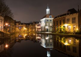 Lais Puzzle - Aussicht auf Gebäude entlang einer Gracht in der historischen Stadt Schiedam, Niederlande. Das hohe Gebäude mit der Turmspitze ist als "The Porters' Guild House" bekannt. - 100, 200, 500, 1.000 & 2.000 Teile