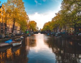 Lais Puzzle - Atemberaubender Blick auf Amsterdamer Grachten und typisch holländische Häuser mit engen, gemütlichen Straßen voller Fahrräder in der Hauptstadt der Niederlande, Europa, an einem schönen sonnigen Tag - 40, 100, 200, 500, 1.000 & 2.000 Teile