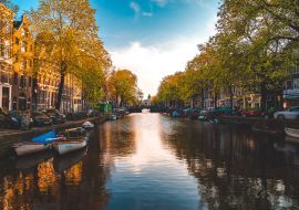 Lais Puzzle - Atemberaubender Blick auf Amsterdamer Grachten und typisch holländische Häuser mit engen, gemütlichen Straßen voller Fahrräder in der Hauptstadt der Niederlande, Europa, an einem schönen sonnigen Tag - 1.000 Teile