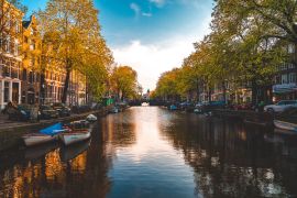 Lais Puzzle - Atemberaubender Blick auf Amsterdamer Grachten und typisch holländische Häuser mit engen, gemütlichen Straßen voller Fahrräder in der Hauptstadt der Niederlande, Europa, an einem schönen sonnigen Tag - 2.000 Teile