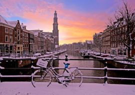 Lais Puzzle - Stadtbild vom verschneiten Amsterdam mit der Westerkerk in den Niederlanden bei Sonnenuntergang - 1.000 Teile