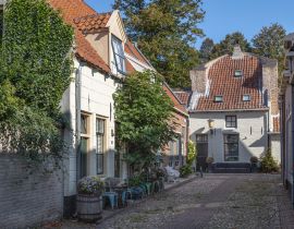 Lais Puzzle - Kleine Straße mit alten kleinen und authentischen Häusern und Blumen im Zentrum von Elburg in den Niederlanden - 40, 100, 200, 500, 1.000 & 2.000 Teile