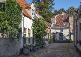 Lais Puzzle - Kleine Straße mit alten kleinen und authentischen Häusern und Blumen im Zentrum von Elburg in den Niederlanden - 1.000 Teile