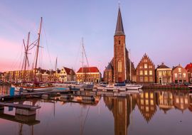 Lais Puzzle - Blick auf die St. Michaels Kirche in der Stadt Harlingen in Friesland, Niederlande bei Sonnenuntergang - 1.000 Teile