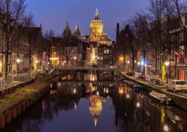 Lais Puzzle - Amsterdam. Fassaden von alten Häusern im Rotlichtviertel - 1.000 Teile