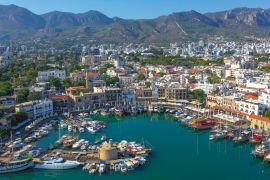Lais Puzzle - Kyrenia (Girne) ist eine Stadt an der Nordküste Zyperns, bekannt für ihre kopfsteingepflasterte Altstadt und den hufeisenförmigen Hafen - 2.000 Teile