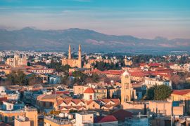 Lais Puzzle - Schöner Blick aus der Luft auf die Altstadt von Nikosia, Nordzypern und die Selimiye-Moschee in Zypern - 2.000 Teile