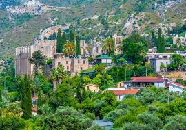 Lais Puzzle - Blick auf das Dorf Bellapais in der Stadt Girne in Nordzypern - 1.000 Teile
