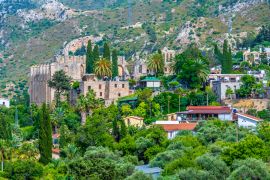 Lais Puzzle - Blick auf das Dorf Bellapais in der Stadt Girne in Nordzypern - 2.000 Teile