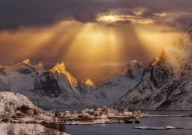 Lais Puzzle - Traditionelle norwegische Fischerhütten, rorbuer, auf der Insel Hamnoy, Reine auf den Lofoten in Nordnorwegen - 1.000 Teile