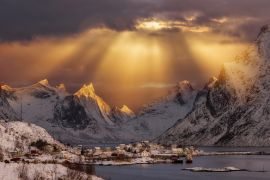 Lais Puzzle - Traditionelle norwegische Fischerhütten, rorbuer, auf der Insel Hamnoy, Reine auf den Lofoten in Nordnorwegen - 2.000 Teile
