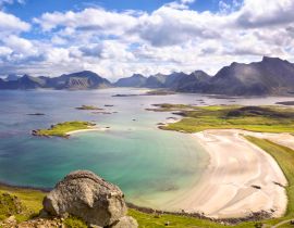 Lais Puzzle - Landschaft auf den Lofoten mit Deich und Bergen, Norwegen - 40, 100, 200, 500, 1.000 & 2.000 Teile