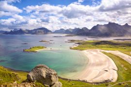 Lais Puzzle - Landschaft auf den Lofoten mit Deich und Bergen, Norwegen - 2.000 Teile