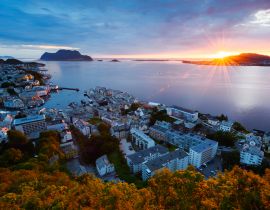 Lais Puzzle - Bunte Sonnenuntergang in Alesund Hafenstadt an der Westküste von Norwegen. Ort, wo das Meer auf die Berge trifft - 40, 100, 200, 500, 1.000 & 2.000 Teile