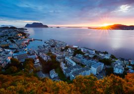 Lais Puzzle - Bunte Sonnenuntergang in Alesund Hafenstadt an der Westküste von Norwegen. Ort, wo das Meer auf die Berge trifft - 1.000 Teile