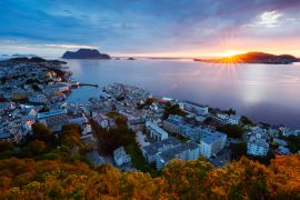 Lais Puzzle - Bunte Sonnenuntergang in Alesund Hafenstadt an der Westküste von Norwegen. Ort, wo das Meer auf die Berge trifft - 2.000 Teile