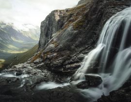 Lais Puzzle - Wasserfall zwischen scharfkantigen Felsen, in Norwegen - 40, 100, 200, 500, 1.000 & 2.000 Teile