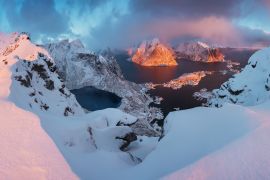 Lais Puzzle - Sonnenuntergang oder Sonnenaufgang Panoramablick auf atemberaubende Berge in Lofoten Inseln, Norwegen, Bergküste Landschaft, Polarkreis - 2.000 Teile