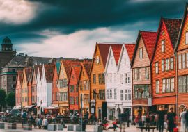 Lais Puzzle - Bergen, Norwegen. Touristen Menschen Besuch Historisches Wahrzeichen Häuser in Bryggen - Hanseatische Werft in Bergen, Norwegen. UNESCO-Weltkulturerbe - 1.000 Teile