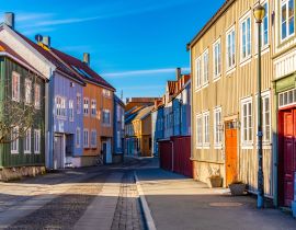Lais Puzzle - Blick auf eine enge Straße im Stadtteil Brygge in Trondheim, Norwegen - 40, 100, 200, 500, 1.000 & 2.000 Teile