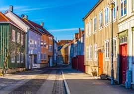 Lais Puzzle - Blick auf eine enge Straße im Stadtteil Brygge in Trondheim, Norwegen - 1.000 Teile