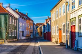 Lais Puzzle - Blick auf eine enge Straße im Stadtteil Brygge in Trondheim, Norwegen - 2.000 Teile
