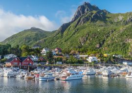 Lais Puzzle - Blick auf die Stadt Svolvaer, Norwegen, Lofoten-Inseln, schöne Sommerlandschaft, Häuser und Yachten vor einem Hintergrund von Bergen - 1.000 Teile