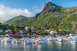 Lais Puzzle - Blick auf die Stadt Svolvaer, Norwegen, Lofoten-Inseln, schöne Sommerlandschaft, Häuser und Yachten vor einem Hintergrund von Bergen - 2.000 Teile