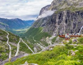 Lais Puzzle - Aussichtspunkt und Pass am Trollstigen entlang der nationalen Panoramastraße Geiranger Trollstigen More og Romsdal in Norwegen - 40, 100, 200, 500, 1.000 & 2.000 Teile