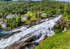 Lais Puzzle - Panorama des kleinen Dorfes Hellesylt mit dem Wasserfall Hellesyltfossen am Geirangerfjord in der Region More og Romsdal in Norwegen - 1.000 Teile