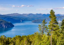 Lais Puzzle - Landschaft mit Blick auf den Nordfjord bei Utvik in Norwegen. Der Nordfjord bietet eine der schönsten Landschaften Norwegens - 1.000 Teile