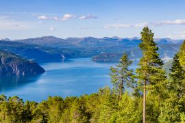 Lais Puzzle - Landschaft mit Blick auf den Nordfjord bei Utvik in Norwegen. Der Nordfjord bietet eine der schönsten Landschaften Norwegens - 2.000 Teile